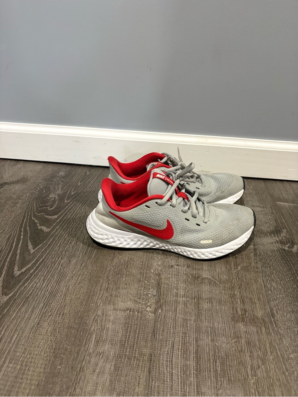 NIKE REVOLUTION 5 (GS) BQ5671-013 LIGHT SMOKE GREY/UNIVERSITY RED Size 6Y